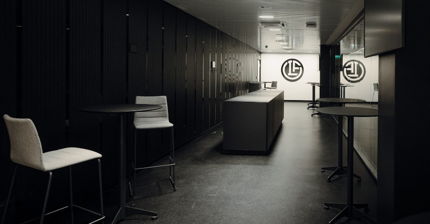 Le salon du FC Lugano offre une vue directe sur le tunnel des joueurs, à droite.