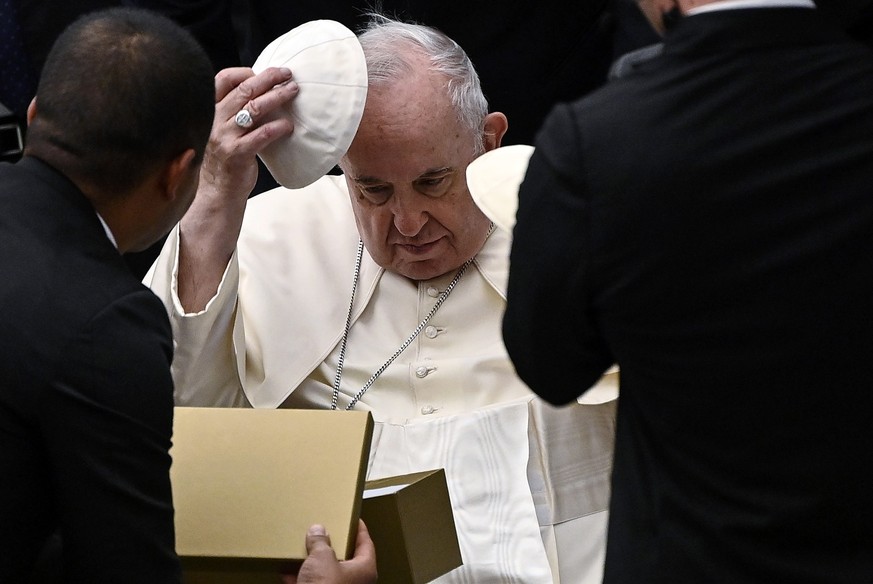 Le pape souffre d'une infection au genou qui l'a contraint, ces derniers mois, à se déplacer en fauteuil roulant.