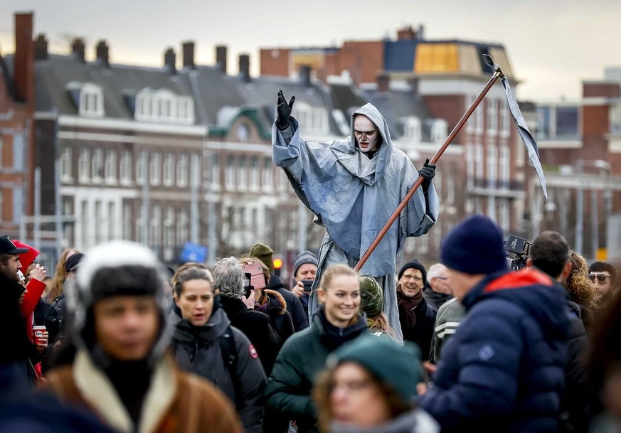 Les restrictions imposées par le gouvernement sont de plus en plus contestées aux Pays-Bas. Ici, des anti-mesures manifestent à Amsterdam.