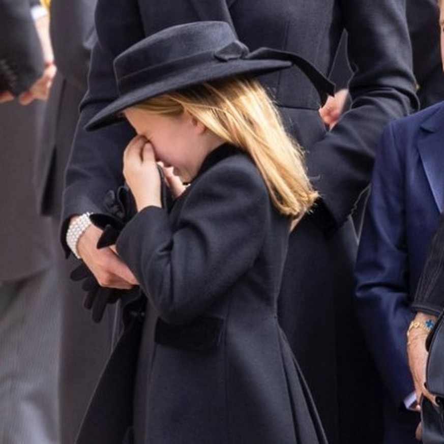 La princesse Charlotte a versé des larmes amères lors des funérailles de son arrière-grand-mère.