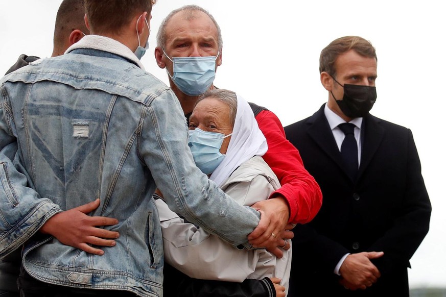 Sophie Pétronin à son arrivée en France, après sa libération en octobre 2020, en présence du président Emmanuel Macron.