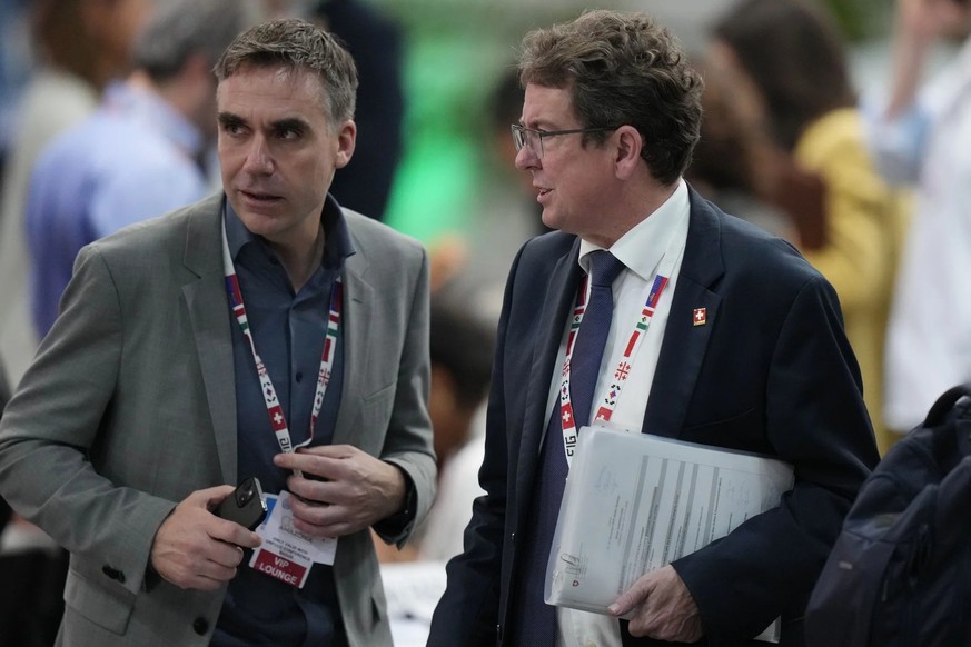 L&#039;ambassadeur suisse pour l&#039;environnement Felix Wertli (à gauche) avec le conseiller fédéral Albert Rösti vendredi à la COP 30 à Belém.