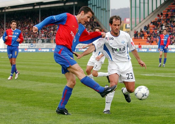 FC Basels Sebastien Barberis, links, kaempft am Sonntag, 6. April 2003, im Zuercher Letzigrund mit FC Zuerichs Sergio Bastida um den Ball. Der FC Basel gewann mit 2:1. (KEYSTONE/Steffen Schmidt)