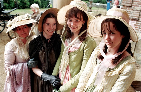 PRIDE AND PREJUDICE, Brenda Blethyn, Talulah Riley, Carey Mulligan, Jena Malone, 2005,