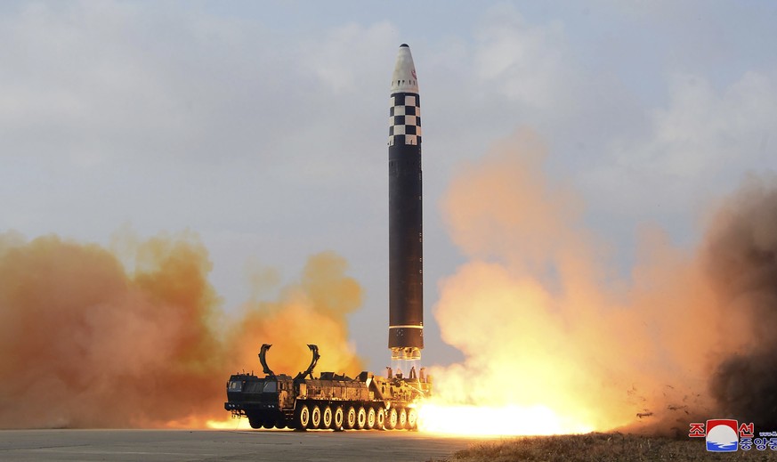 Le tir d'essai d'un missile balistique Hwasong-17 à Pyongyang.