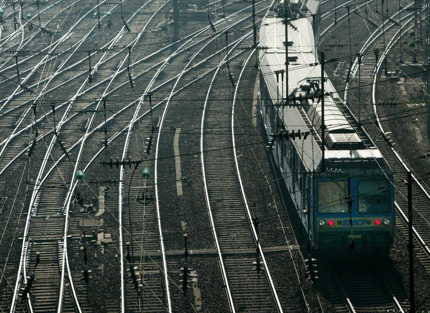 France&#039;s SNCF state railway has received bomb threats from an unknown group called AZF demanding four million euros and Police has found ten days ago one explosive device under its tracks, offici ...