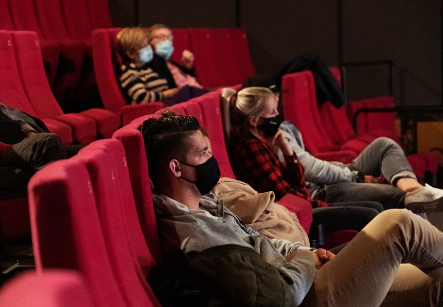 Zuschauer mit Hygienemasken bei der Premiere des Filmes &quot;Samio, Joe und ich&quot; im Kino Rex in Biel am Tag der Wiedereroeffnung der Kinos waehrend der Coronavirus-Pandemie, am Donnerstag, 22. A ...