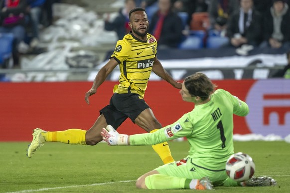 YBs Meschack Elia, links, erzielt das Tor zum 1:4 gegen Basels Torhueter Marwin Hitz, rechts, im Halbfinale des Schweizer Fussball Cups zwischen dem FC Basel 1893 und dem BSC Young Boys im Stadion St. ...