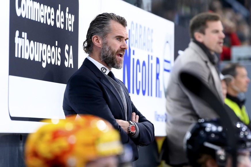 Christian Dubé, ici face à Ajoie le 8 octobre 2021, est l'entraîneur et le directeur sportif de Fribourg-Gottéron.