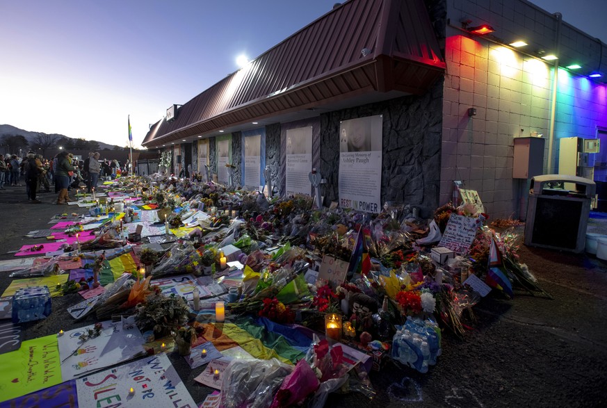 Un hommage à l'extérieur du Club Q, le lieu du drame qui a secoué la communauté LGBTQ dans le Colorado.