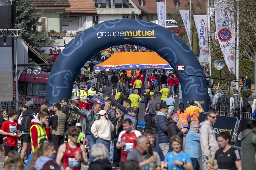 Laeuferinnen und Laeufer errreihen das Ziel beim Kerzerslauf, am Samstag, 21. Maerz 2026, in Kerzers. (KEYSTONE/Peter Schneider)