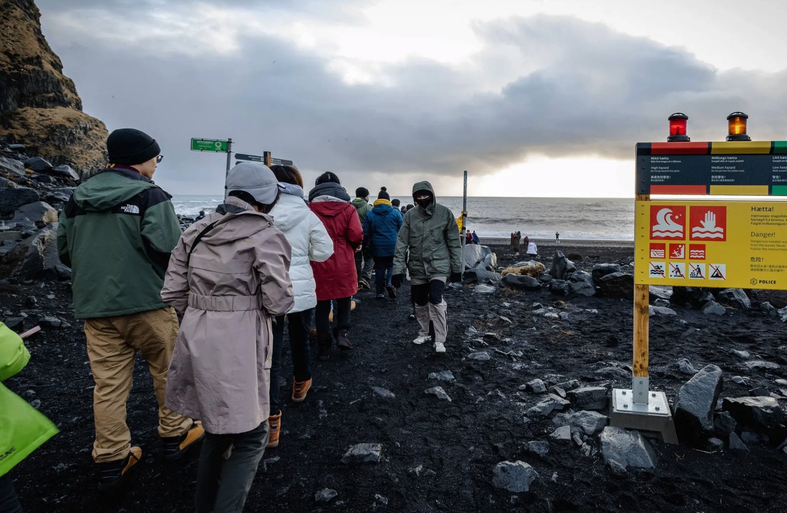 Plage de Reynisfjara en Islande : un panneau avertit des vagues dites « sneaker ».