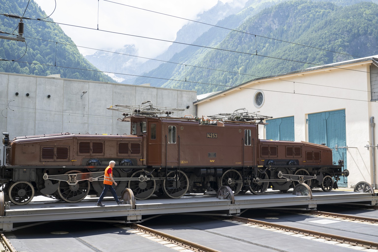 Eine SBB Krokodil Lokomotive steht vor der neu sanierten Remise 2 anlaesslich der Wiedereroeffnung des historischen Depots der SBB Historic in Erstfeld im Kanton Uri nach dem Abschluss der Sanierung a ...