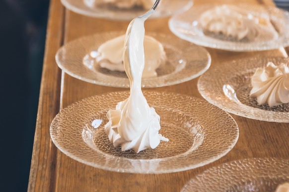 Les meringues à la crème double, un dessert traditionnel de la Gruyère.