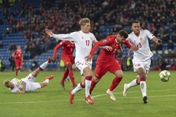 Albian Ajeti passe la défense danoise en force lors d'un match de qualification à l'Euro 2020 au Parc Saint-Jacques.