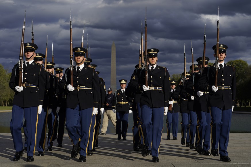 Des soldats de l'armée américaine devant le Lincoln memorial, à Washington.