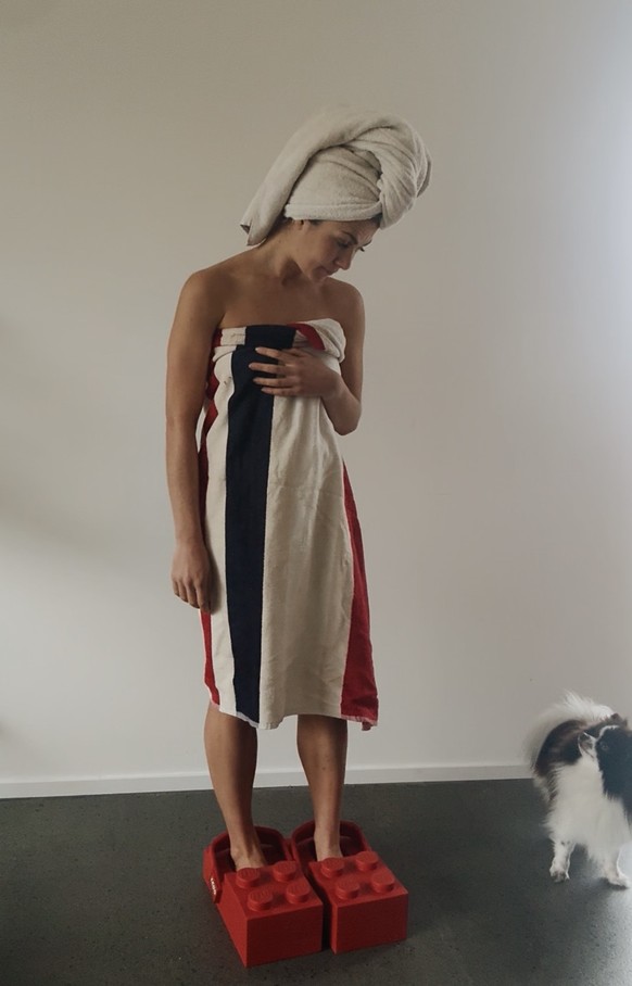 11 idées pour porter les nouvelles Crocs X LEGO.