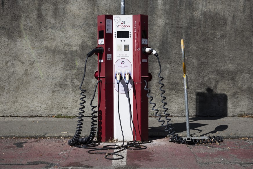 Eine Ladestation fuer Elektroautos steht bei einem oeffentlichen Parkplatz in Neuchatel, am Sonntag, 24. September 2023. (KEYSTONE/Peter Klaunzer)