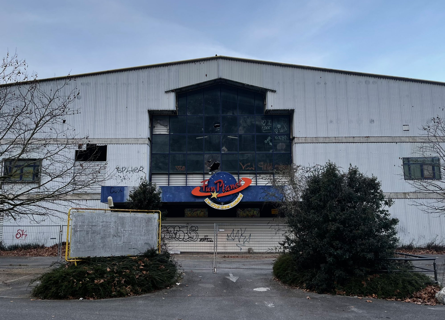 L&#039;ancienne halle du FunPlanet continue de trôner au milieu d&#039;une zone industrielle très fréquentée.