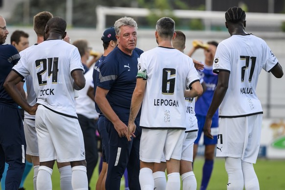 L&#039;entraineur yverdonnois Marco Schaellibaum parle avec ses joueurs lors de la rencontre de football de Challenge League entre Yverdon Sport FC, YS, et FC Thun le vendredi 29 juillet 2022 au stade ...