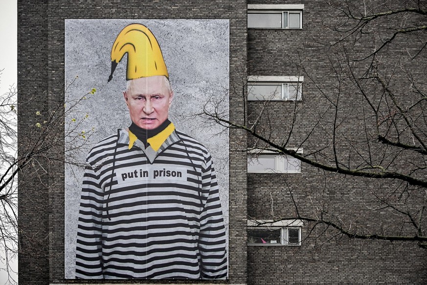 L&#039;artiste allemand, Thomas Baumgaertel, a peint Poutine dans un costume de prisonnier. EPA/SASCHA STEINBACH
