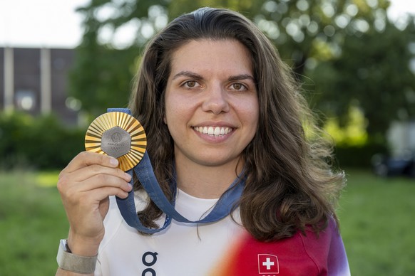 Olympiasiegerin Chiara Leone posiert mit ihrer Goldmedaille bei ihrem Empfang, am Samstag, 3. August 2024, in Biel. Die Schuetzin Leone gewann Gold im 50 Meter Dreistellungskampf. (KEYSTONE/Peter Schn ...