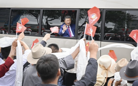 epa12313827 Chinese President Xi Jinping waves to people from a vehicle in Lhasa, in southwest China&#039;s Xizang Autonomous Region, also known as Tibet, 20 August 2025 (issued 21 August 2025). Xi, l ...