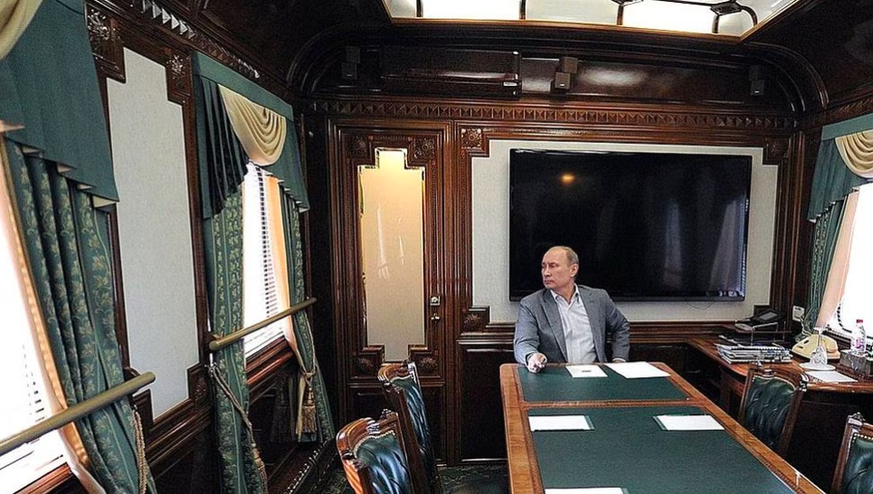 La dernière fois que le service de presse du Kremlin a immortalisé Poutine dans un wagon, c'était lors d'un meeting en 2012. Deux ou trois ans plus tard, un nouveau train pour le président a été mis a ...