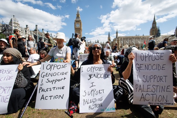 epa12290940 Supporters of Palestine Action attend a mass protest organized by the Defend Our Juries group as part of their campaign to end the proscription of Palestine Action, in Parliament Square, L ...