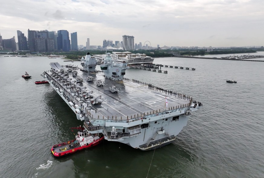 Des avions F-35 britanniques alignés sur le porte-avions HMS Prince of Wales.