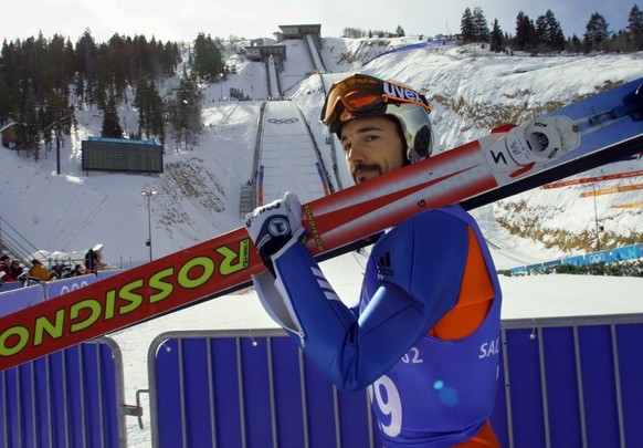 Der Schweizer Skispringer Sylvain Freiholz schreitet am Donnerstag, 7. Februar 2002 in Park City, Utah, nach dem ersten Sprung des zweiten Trainings auf der 90 Meter-Schanze im Olympic Park zum Sessel ...