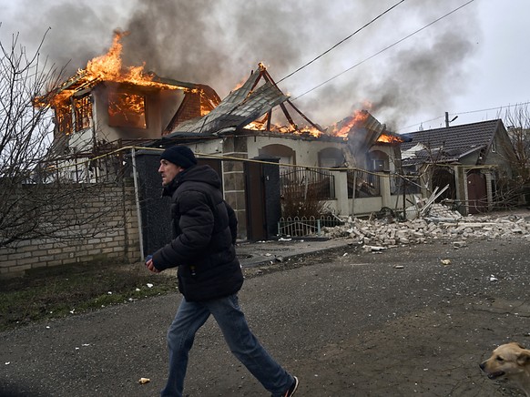 Tirs d&#039;artillerie et bombardements se sont poursuivis vendredi en Ukraine, comme ici à Kherson, malgré la trêve unilatérale de deux jours déclarée par le président russe Vladimir Poutine.