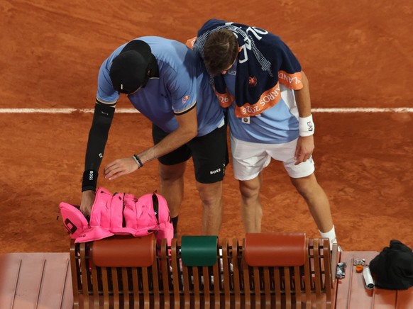 Matteo Arnaldi réconforte Matteo Berrettini