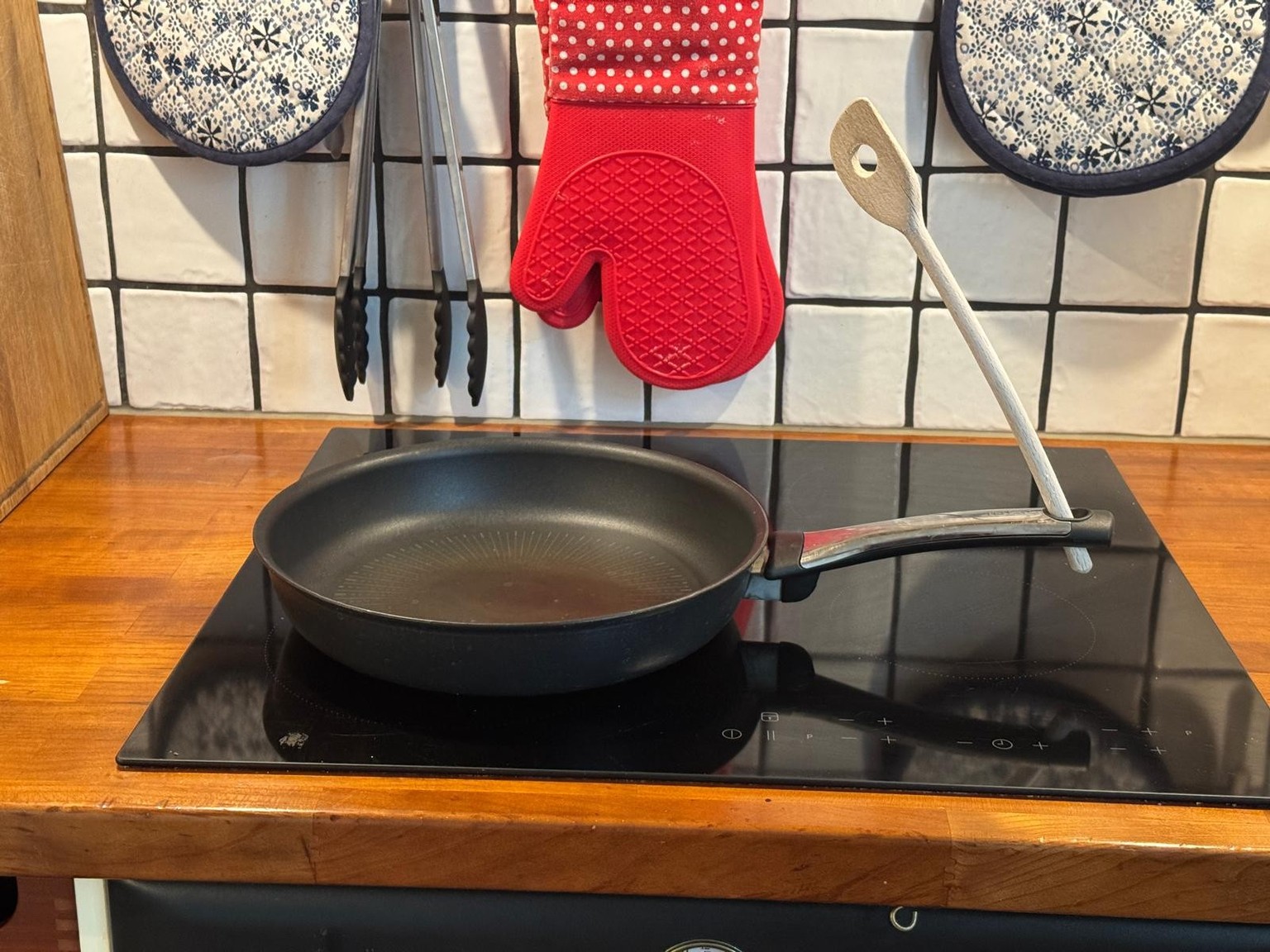 Cela dit, la longueur respective de la cuillère et du manche de la poêle jouent aussi un rôle déterminant. La preuve avec ce test. Rien ne semble vraiment correspondre: ni la taille du trou, ni sa cou ...