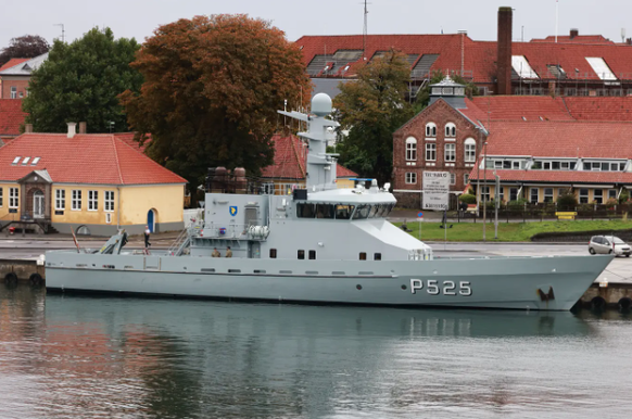 Un navire de la marine danoise au large de l'île de Bornholm, non loin de la scène de crime.