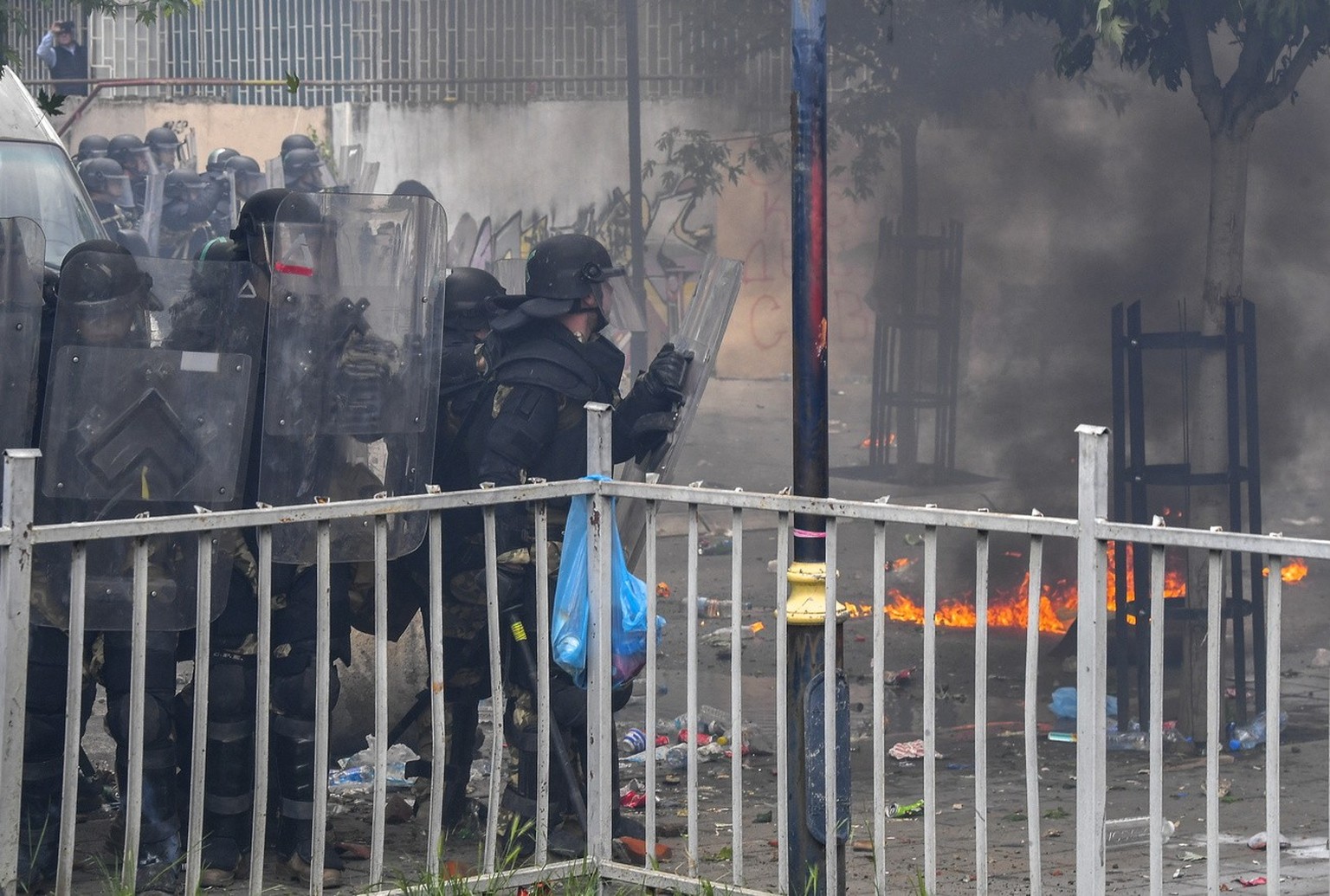 epa10662190 Soldiers of NATO-led international peacekeeping Kosovo Force (KFOR) clash with ethnic Serbs in front of the building of the municipality in Zvecan, Kosovo, 29 May 2023. Protests and clashe ...