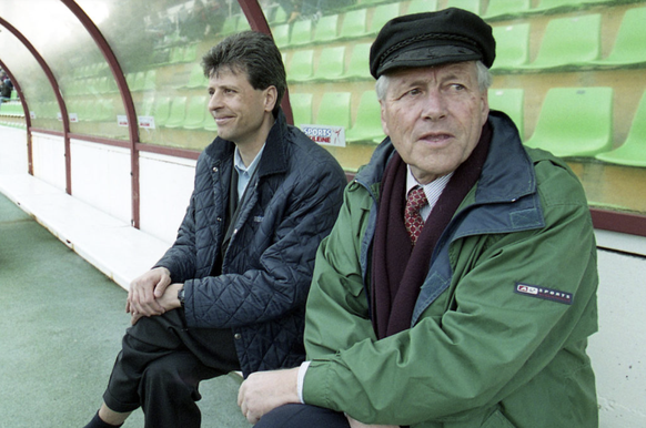 M. Cornu (à droite) avec son entraîneur Lucien Favre en 2000.