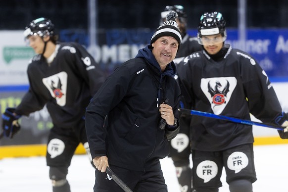 Roger Roennberg, neuer Cheftrainer HC Fribourg-Gotteron, waehrend einem Training, am Montag, 4. August 2025 in der BCF Arena in Fribourg. (KEYSTONE/Peter Klaunzer)