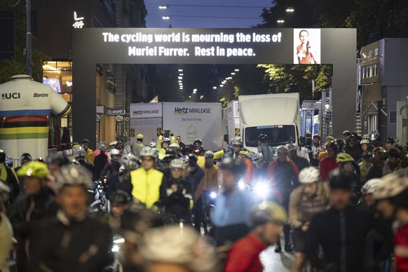 Hommage du peloton à Muriel Furrer