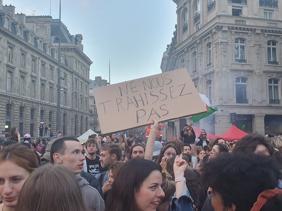 Ne nous trahissez pas, panneau brandi par une manifestante à la place de la République