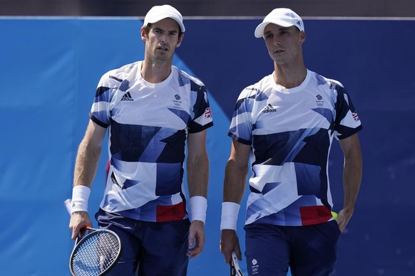 Andy Murray (à gauche) et Joe Salisbury continueront de représenter la Grande-Bretagne dans le tournoi olympique de Toyko. 