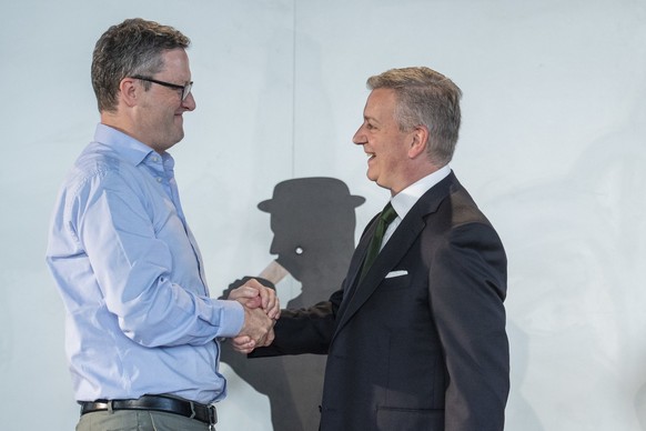 Der Parteipraesident der SVP Schweiz, Marco Chiesa, rechts, und SVP Generalsekretaer Peter Keller, links, anlaesslich einer Delegiertenversammlung der SVP vom Samstag, 1. Juli 2023 in Kuessnacht am Ri ...