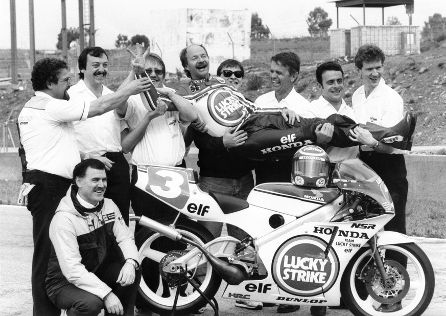 Der Schweizer Motorrad-Rennfahrer Jacques Cornu bereitet sich am 23. Februar 1989 in Jerez, Spanien, mit seinem Team und seiner 250ccm-Honda-Maschine auf die Rennsaison vor. (KEYSTONE/Str)