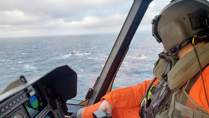 Un pilote d'hélicoptère canadien tente de retrouver les marins disparus, après le naufrage du navire de pêche espagnol Villa de Pitanxo au large de Terre-Neuve, au Canada, ce mardi.