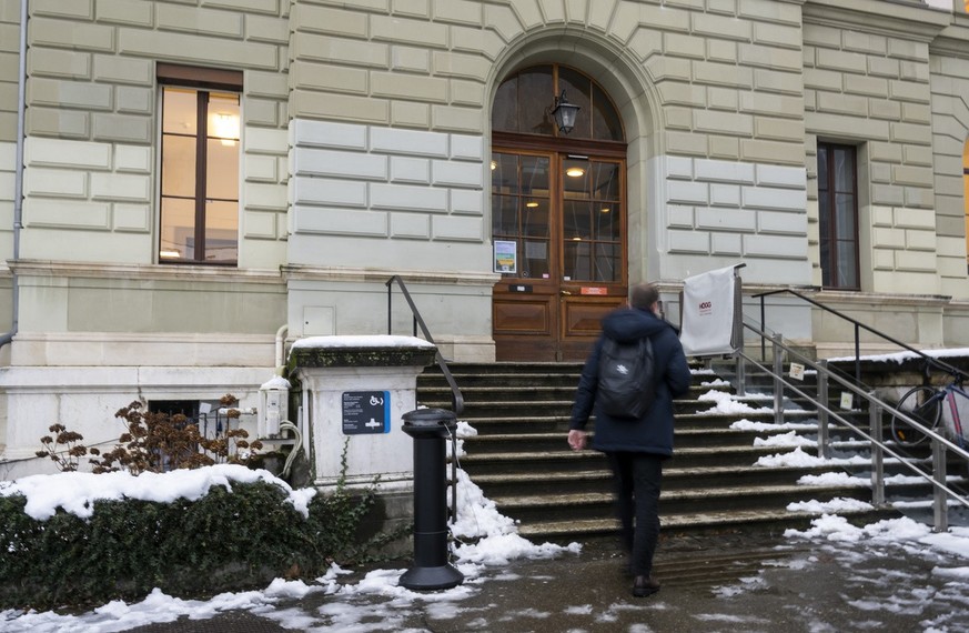 Une personne entre dans la bibliotheque de Geneve (BGE) qui est victime d&#039;un vol d&#039;un livre russe rare, ce jeudi 11 janvier 2024 a Geneve. Le Ministere public a ouvert une procedure penale s ...