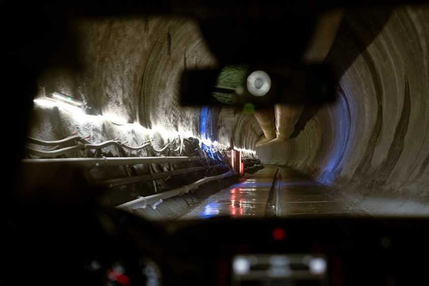 Plongée au cœur de la montagne, sur le chantier du Tunnel du Gothard.