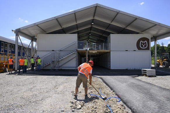 Sicht auf die Baustelle fuer die temporaeren Unterkuenfte Viererfeld (TUV) fuer ukrainische Fluechtlinge waehrend einem Point de Presse der Stadt Bern zur Eroeffnung des Containerdorf fuer Ukraine-Flu ...