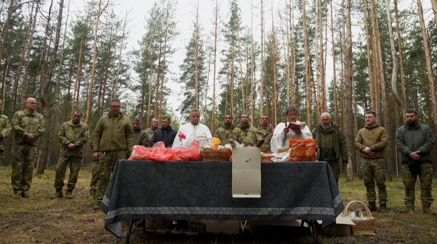 Mykola Baguirov et ses ouailles, dans la forêt.