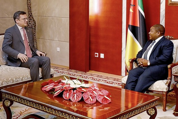 epa10655528 A handout photo made available by Presidency Of The Republic Of Mozambique shows Mozambique&#039;s President Filipe Nyusi (R) meets Ukrainian Foreign Minister Dmytro Kuleba (C) at the Pres ...