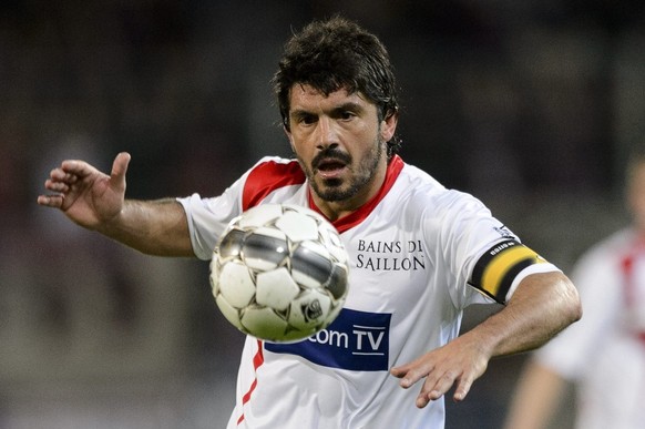 Le capitaine valaisan Gennaro Gattuso, gauche, controle le ballon lors de la demi-finale de la Coupe Suisse de football entre le FC Sion et le FC Basel 1893, ce mercredi 17 avril 2013, au Stade de Tou ...